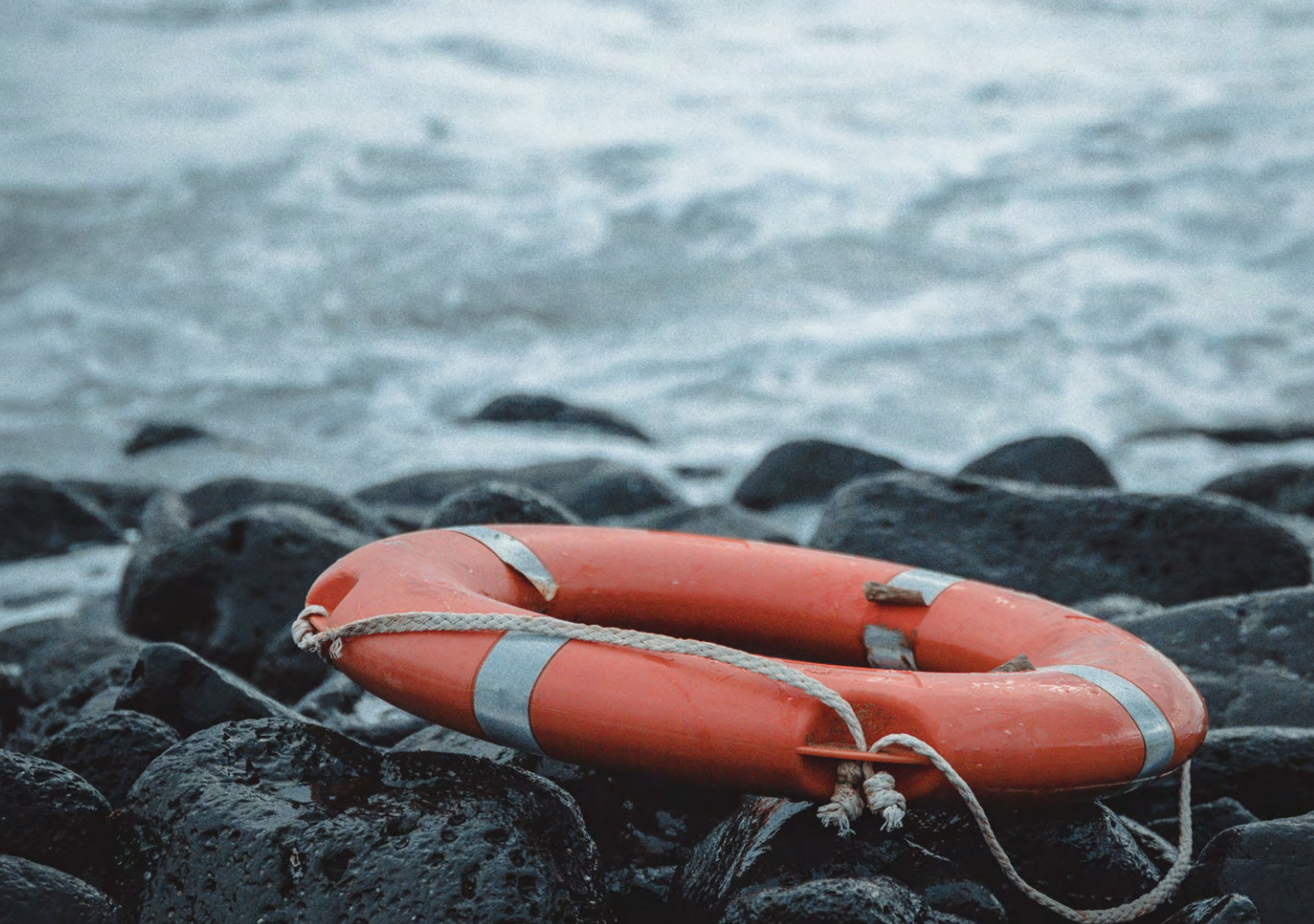 Δείτε πώς πρέπει να κολυμπάτε σε νερά με ισχυρά ρεύματα στη θάλασσα και σε ποτάμια