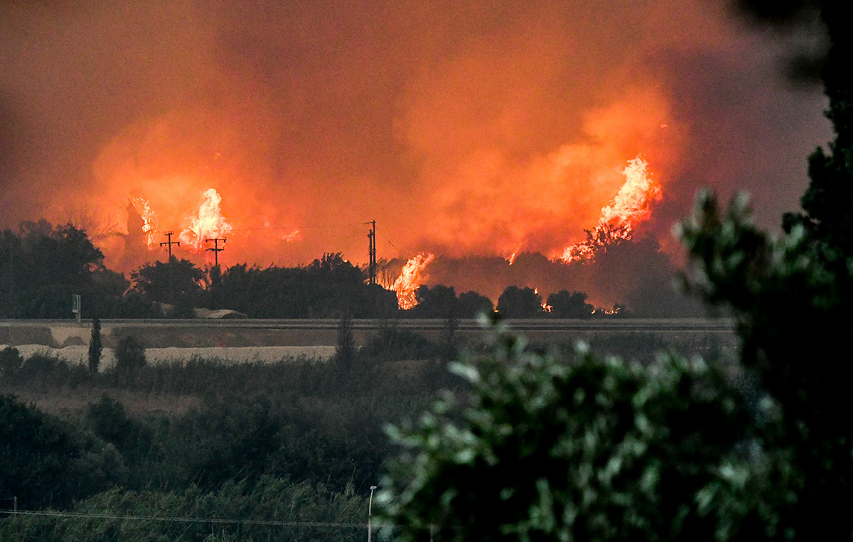 Πυρκαγιά στην Κάτω Αχαΐα: Δόθηκε εντολή σε 7.500 κατοίκους να εγκαταλείψουν τα σπίτια τους με κλειστή την Εθνική