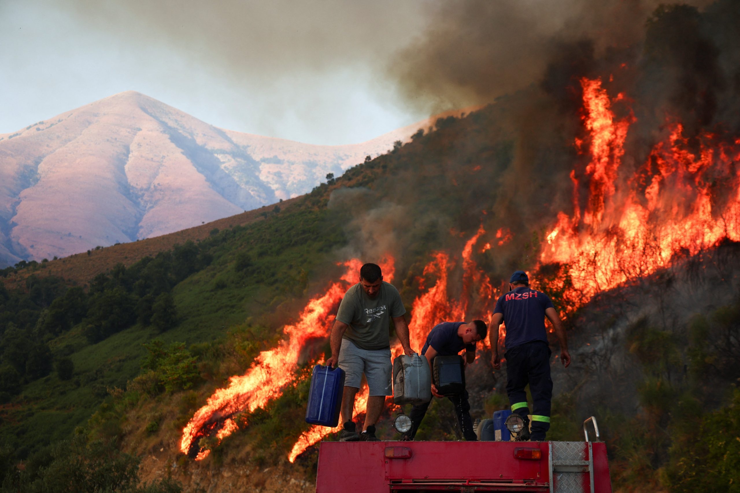 Φωτιές στην Αλβανία: Νεκρός ένας 80χρονος – Οι φλόγες ήταν ορατές στην Κέρκυρα (φωτο)