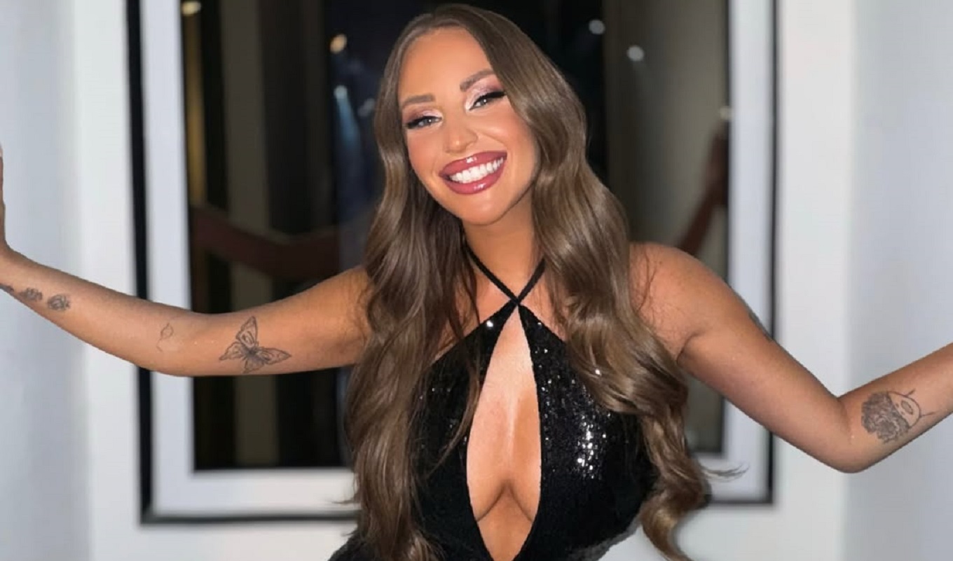 Ανδρομάχη: Ποζάρει με κόκκινο μπικίνι ενώ κάνει ηλιοθεραπεία σε μία ξαπλώστρα (φώτο)