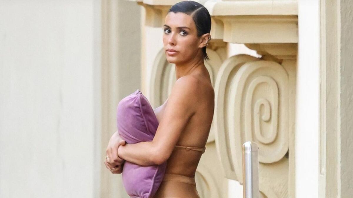 Ανησυχία για τη νέα φωτογράφιση της Μπιάνκα Σενσόρι: Ποζάρει μέσα σε διάφανη «φούσκα» με ασημί κορμάκι (φώτο)