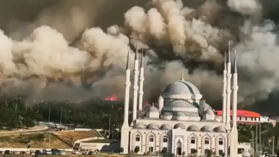 Φωτιά στην Τουρκία: Πάνω από 2.000 άνθρωποι απομακρύνθηκαν από τα σπίτια τους