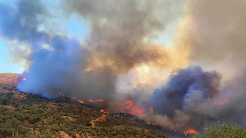 Σε τρία μέτωπα οι φωτιές στην Χίο – Συνεχείς εκκενώσεις οικισμών