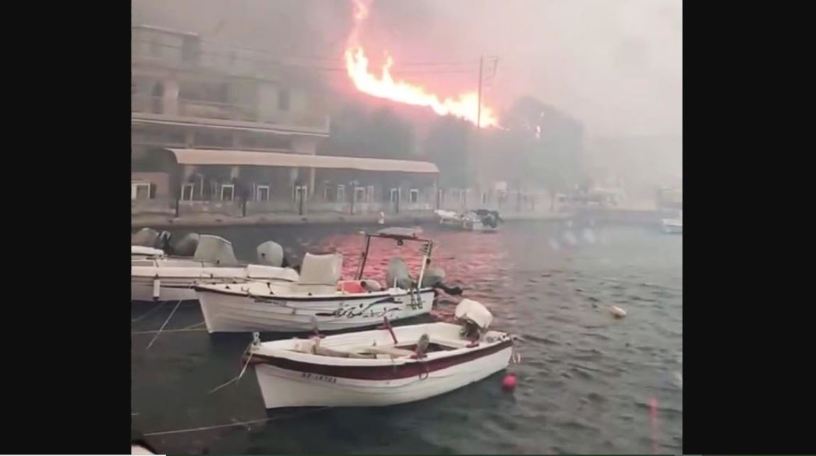 Παραλίγο Μάτι στην Χίο: Απεγκλωβίζουν από τις παραλίες πολίτες – Δείτε βίντεο και φωτογραφίες
