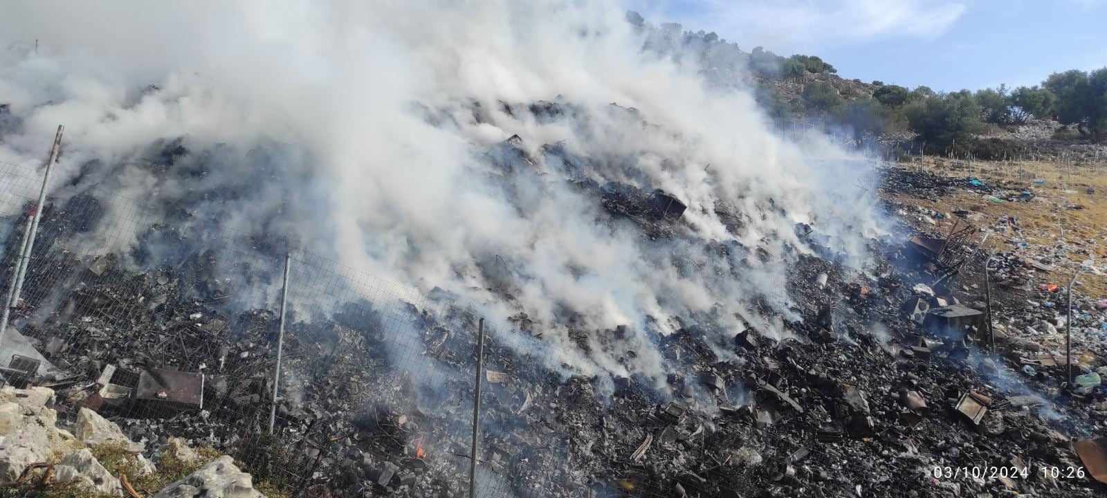 Μάχη με τις φλόγες στον Κάλαμο – Σε εξέλιξη επιχείρηση της Πυροσβεστικής