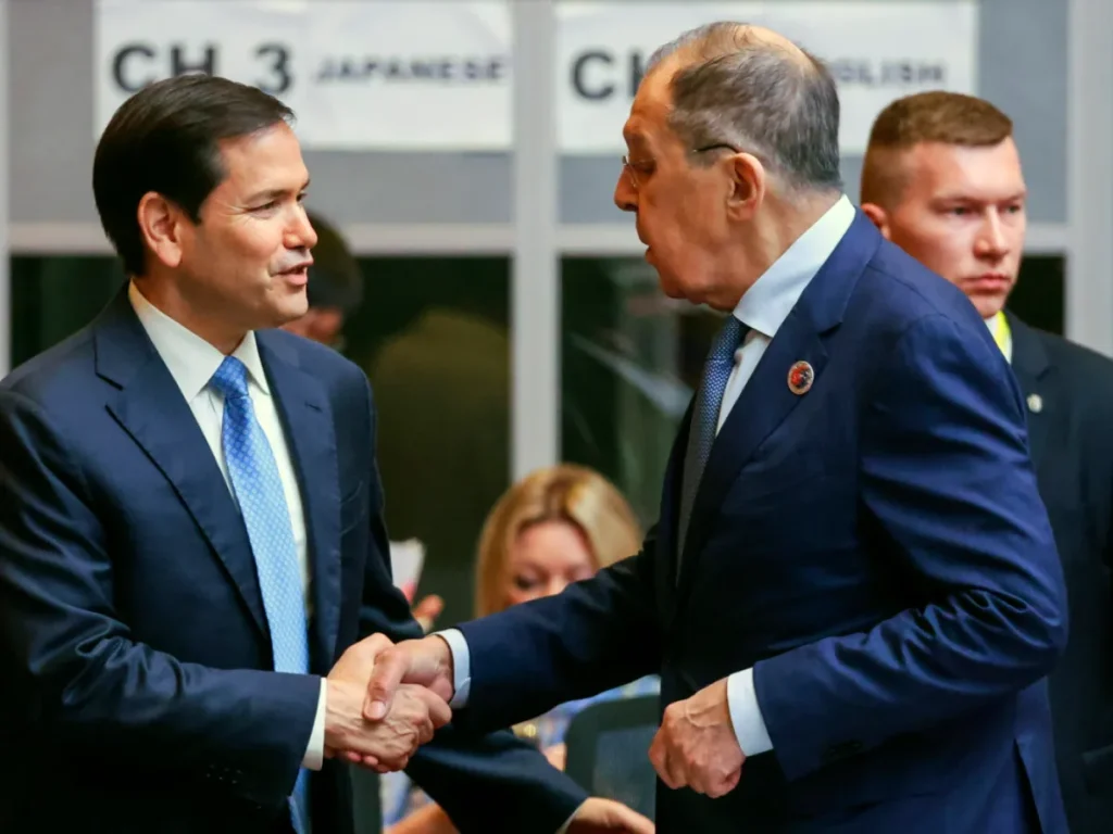 Σ.Λαβρόφ και Μ.Ρούμπιο τα «είπαν» τηλεφωνικώς με το βλέμμα στραμμένο στην επερχόμενη συνάντηση Τραμπ – Πούτιν