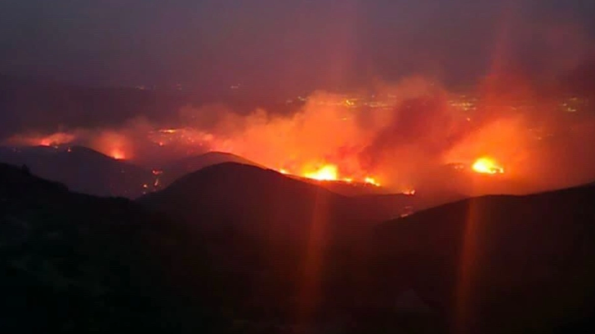 Σε πύρινο κλοιό ο δήμος Ζηρού στην Πρέβεζα – Περιφερειάρχης: «Δεν υπήρχαν επαρκή εναέρια μέσα»