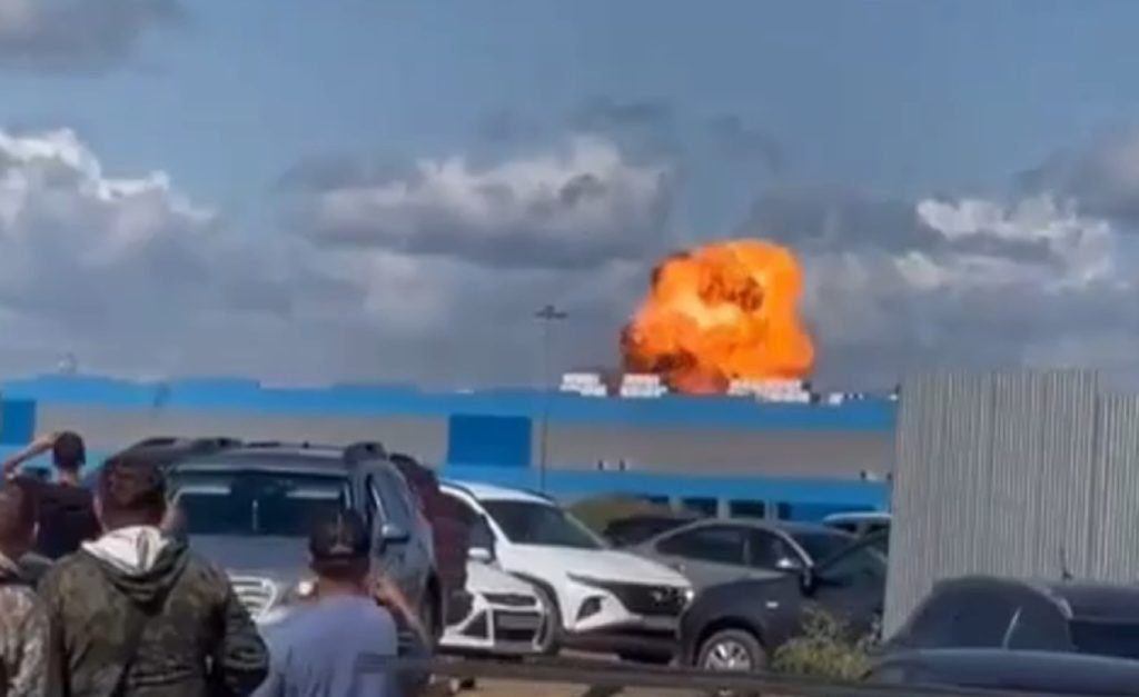 Ουκρανικό πλήγμα σε αποθήκη drones Geran στο Ταταρστάν (βίντεο)