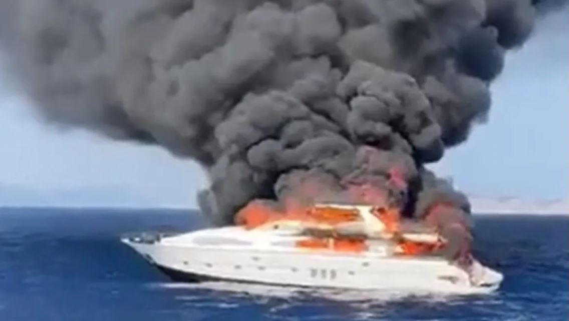 Ιδιωτικό γιοτ στην Ίμπιζα «τυλίχθηκε» στις φλόγες και μετά από λίγες ώρες βυθίστηκε – Δείτε βίντεο