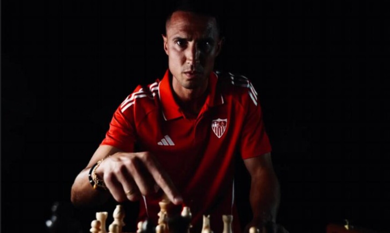 Στη Σεβίλλη κι επίσημα ο Οδυσσέας Βλαχοδήμος σε mood σκακιστή – «Νέα κίνηση στην παρτίδα» (βίντεο)