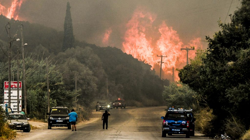 Νέο 112 για εκκένωση 4 οικισμών στην Αχαΐα – Καίγονται σπίτια και καταστρέφονται περιουσίες