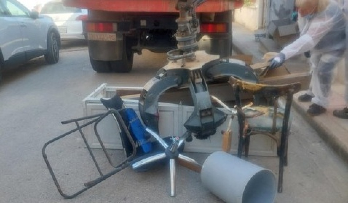 Επεισόδια και φωνές κατά την επιχείρηση του Δήμου Χανίων να καθαρίσει σπίτι – «χωματερή»: Δείτε φωτογραφίες