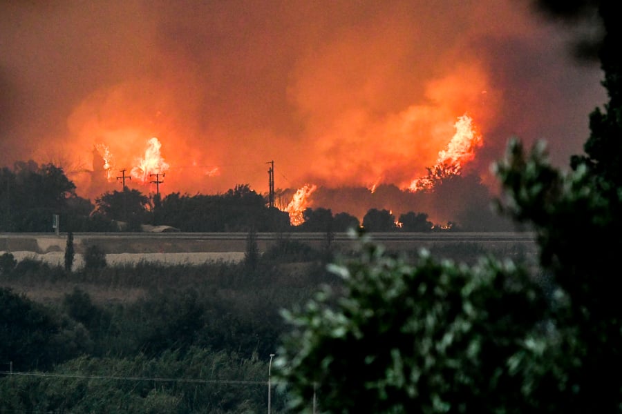Η φωτιά κατακαίει στην Φιλιππιάδα – Νέες εντολές εκκένωσης προς Ιωάννινα