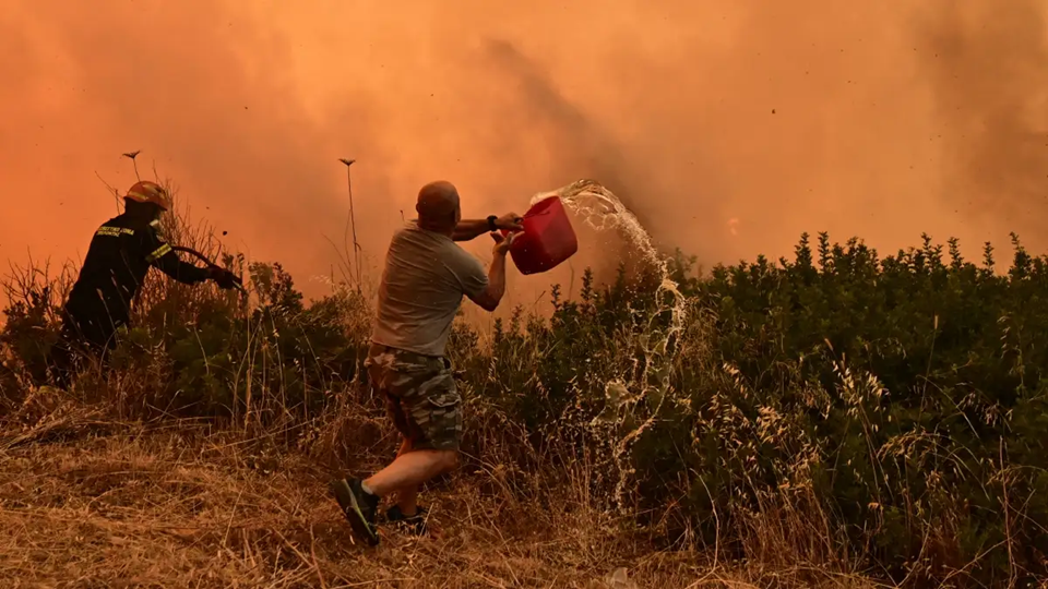 Πρέβεζα: Ηλικιωμένος παλεύει με κουβάδες να σβήσει τη φωτιά στο σπίτι του – «Μας έχουν σαν γαϊδούρια» (βίντεο)