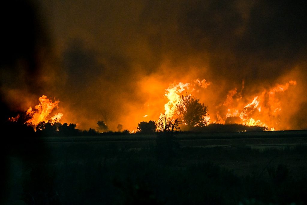 Μεγάλη φωτιά στα Μέγαρα – Πού έχει διακοπεί η κυκλοφορία