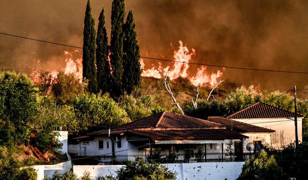 Φλόγες παντού: «Πύρινη κόλαση» σε Αχαΐα, Πρέβεζα, Ζάκυνθο, Άρτα, Βόνιτσα και Χίο