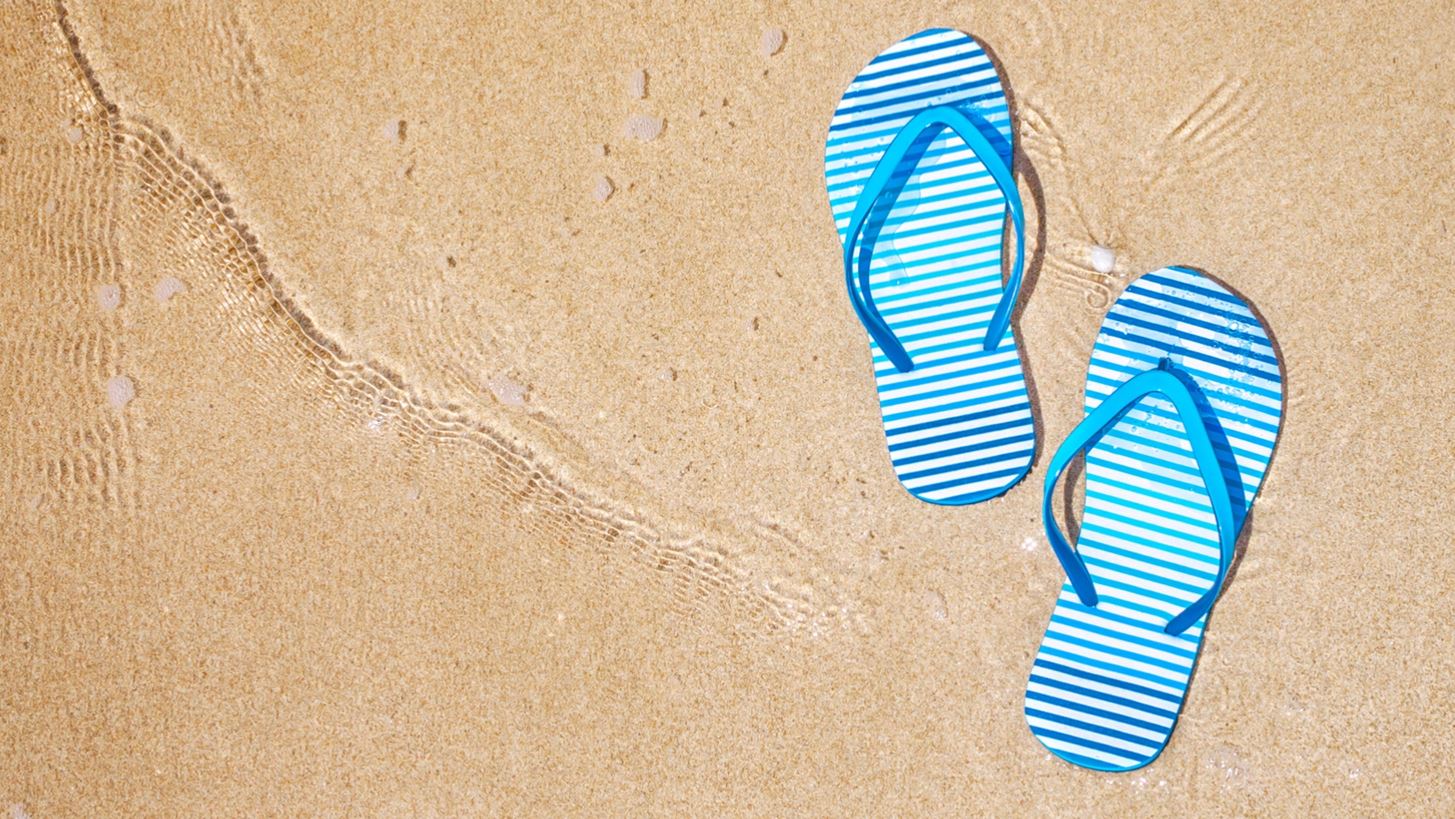 Ειδικός αποκαλύπτει: Aυτός είναι ο λόγος που δεν πρέπει να πηγαίνετε με σαγιονάρες στην παραλία