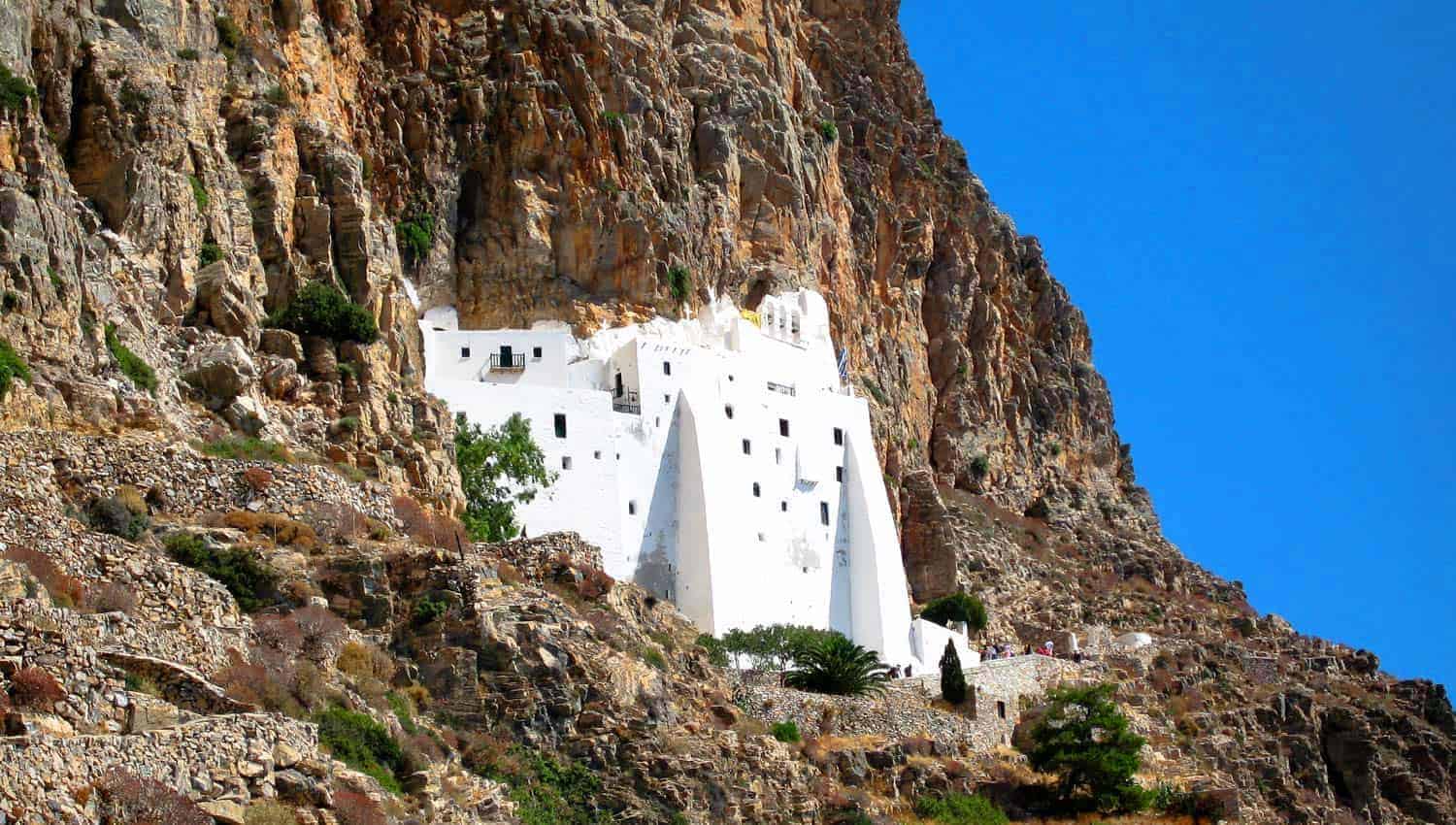 Αμοργός: Το κατάλευκο Μοναστήρι Παναγίας Χοζοβιώτισσας που «κρέμεται» στο άγριο και βραχώδες τοπίο του νησιού