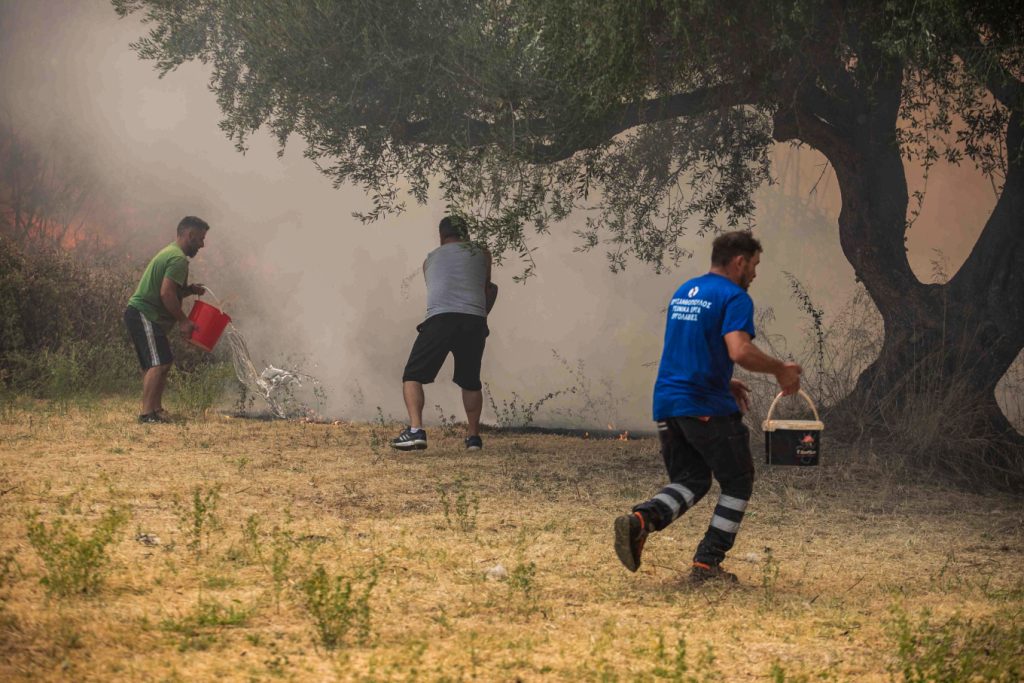 Με κουβάδες πολίτες προσπαθούν να σβήσουν τις φωτιές (φωτό)