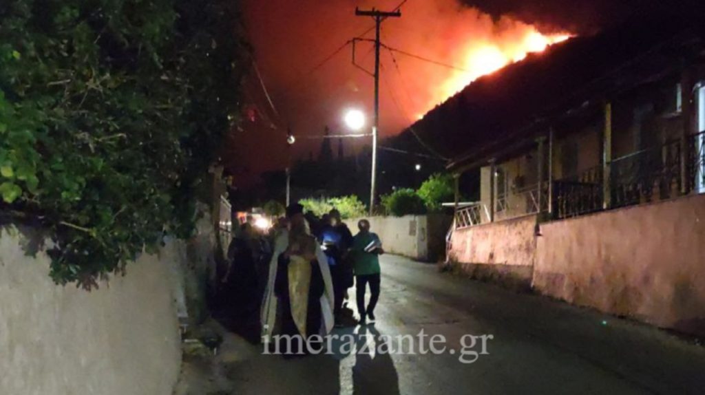 Φωτιά στη Ζάκυνθο: Έκαναν λιτανεία στη Λιθακιά για να σβήσουν οι φλόγες (βίντεο)