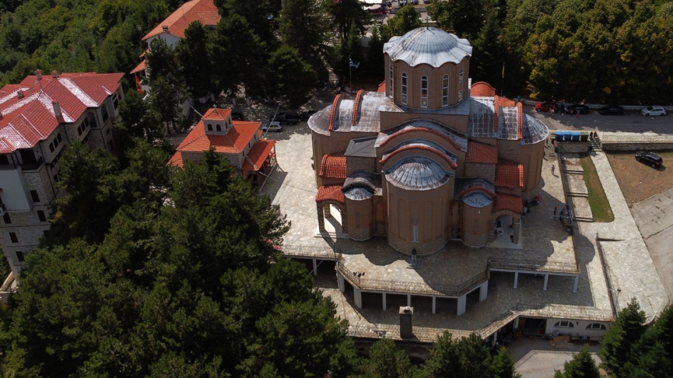 Πλήθος προσκυνητών συρρέει στην Παναγία Σουμελά στο Βέρμιο: Mέχρι και Έλληνες από την Ινδία!