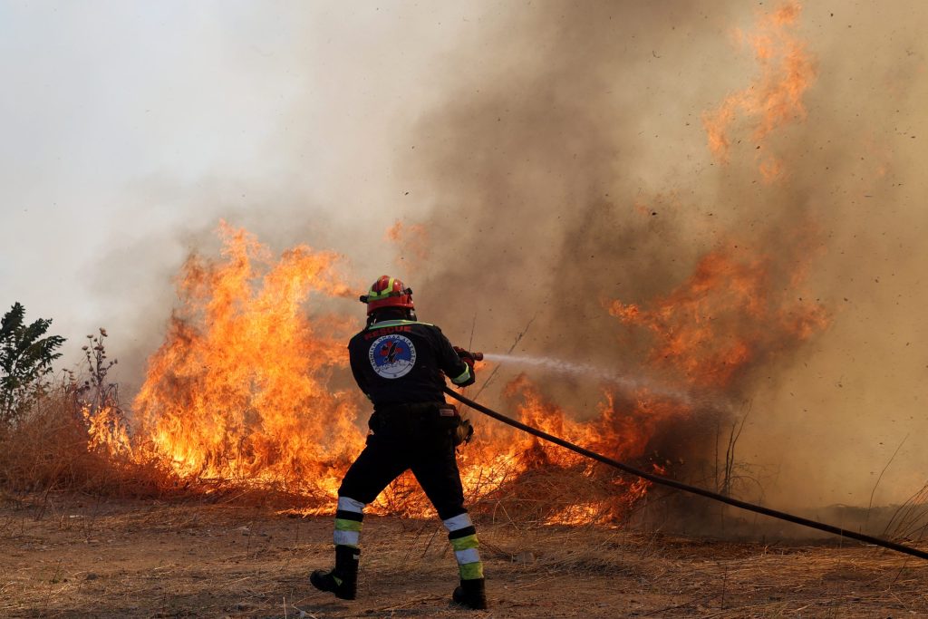 Εν μέσω πυρκαγιών εγκρίθηκαν οι υπερωρίες για τους πυροσβέστες