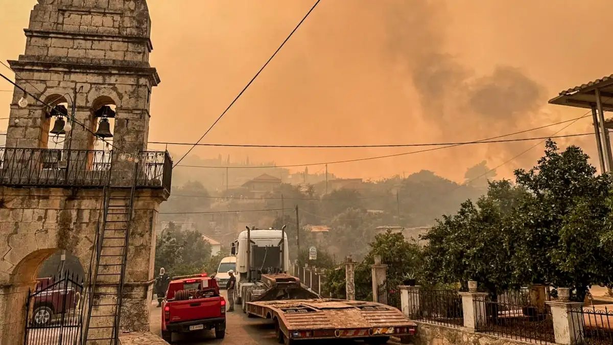 Σε πύρινο κλοιό η χώρα: Μεγάλη αναζωπύρωση της φωτιάς στην Ζάκυνθο – Εκκενώνονται ακόμα 4 οικισμοί στην Πάτρα (upd)