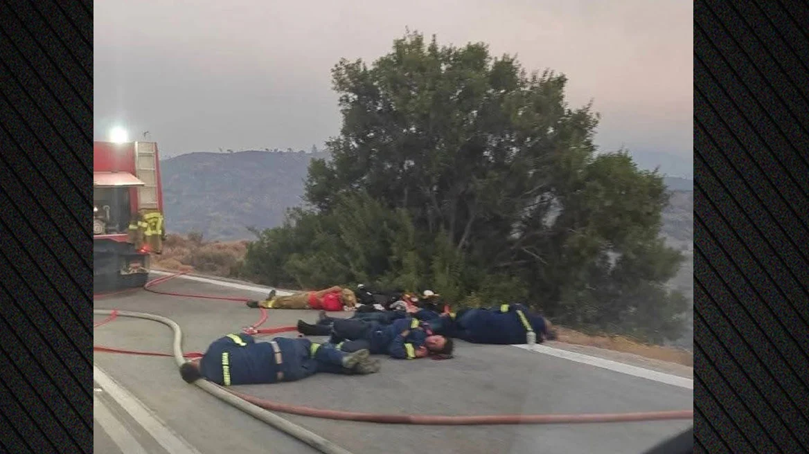 Χίος: Συγκλονίζει η φωτογραφία που ήρθε στο «φως» με εξουθενωμένους πυροσβέστες να είναι ξαπλωμένοι στο οδόστρωμα