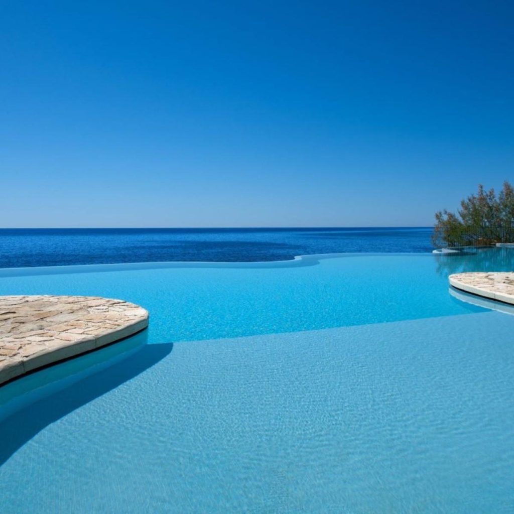 Κρήτη: Ξενοδοχείο κατήγγειλε τουρίστρια ότι… αφόδευσε μέσα στην πισίνα – Συνελήφθησαν τρία άτομα 