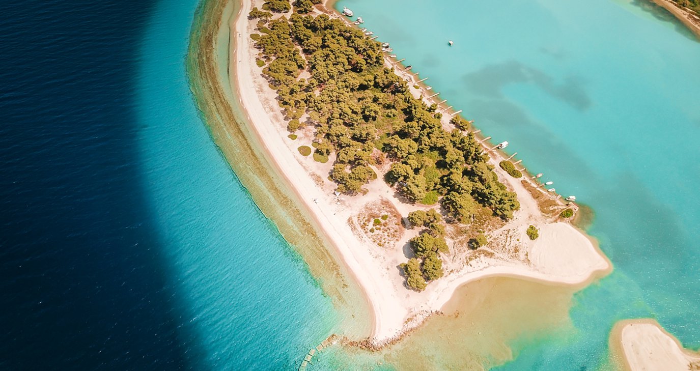 Αυτή είναι η ελληνική παραλία που αναδείχθηκε η κορυφαία της Ευρώπης για το 2025 (φωτο)