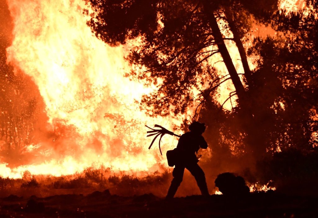 Η Ελλάδα ξανά στις φλόγες: Η φωτιά «καταπίνει» δάση, σπίτια και ανθρώπινες ζωές