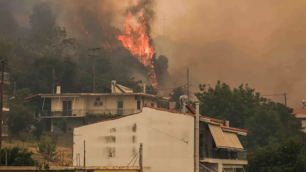 Χωρίς ηλεκτρικό ρεύμα αρκετές περιοχές σε Aχαΐα, Πρέβεζα και Χίο λόγω των πυρκαγιών