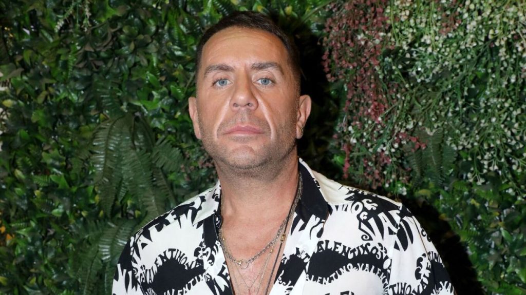 Ο Γιώργος Μαζωνάκης καταγγέλλει τον εγκλεισμό του στο ψυχιατρείο με εισαγγελική εντολή ως «στημένο«! (upd)