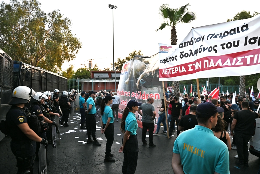 Πειραιάς: Ένταση στη συγκέντρωση του ΠΑΜΕ στο λιμάνι για την άφιξη του κρουαζιερόπλοιου «Crown Iris» (φωτο) (upd)