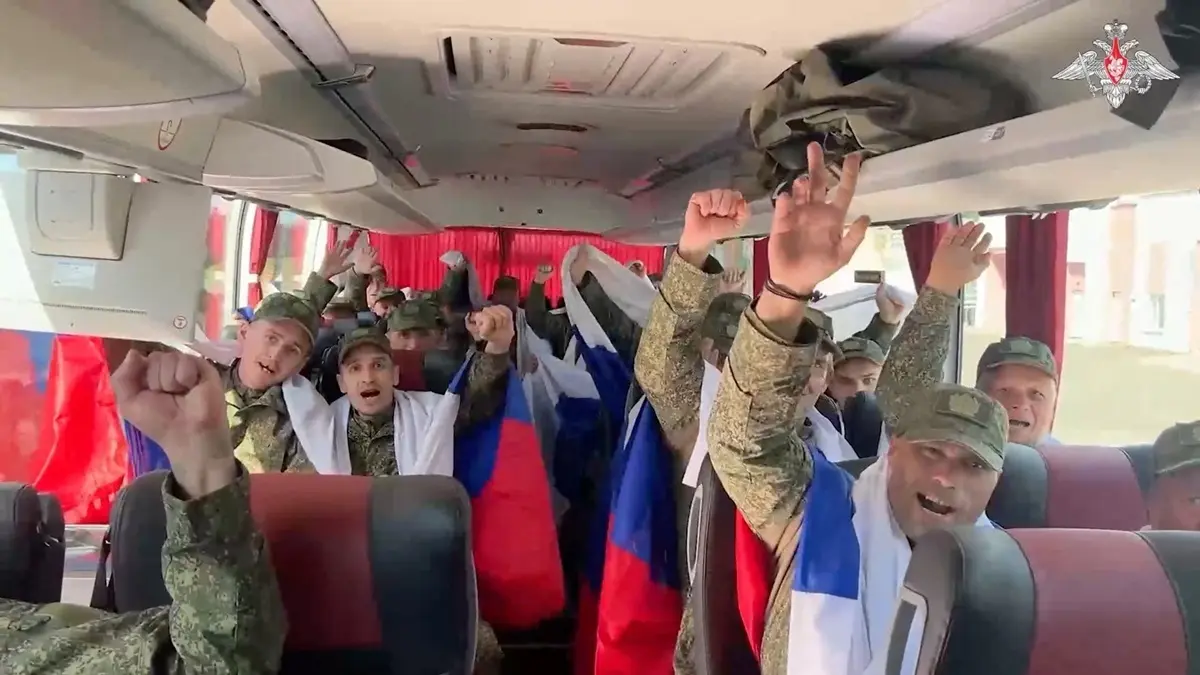 Ρωσία και Ουκρανία αντάλλαξαν 84 αιχμαλώτους πολέμου – Δείτε φωτογραφίες