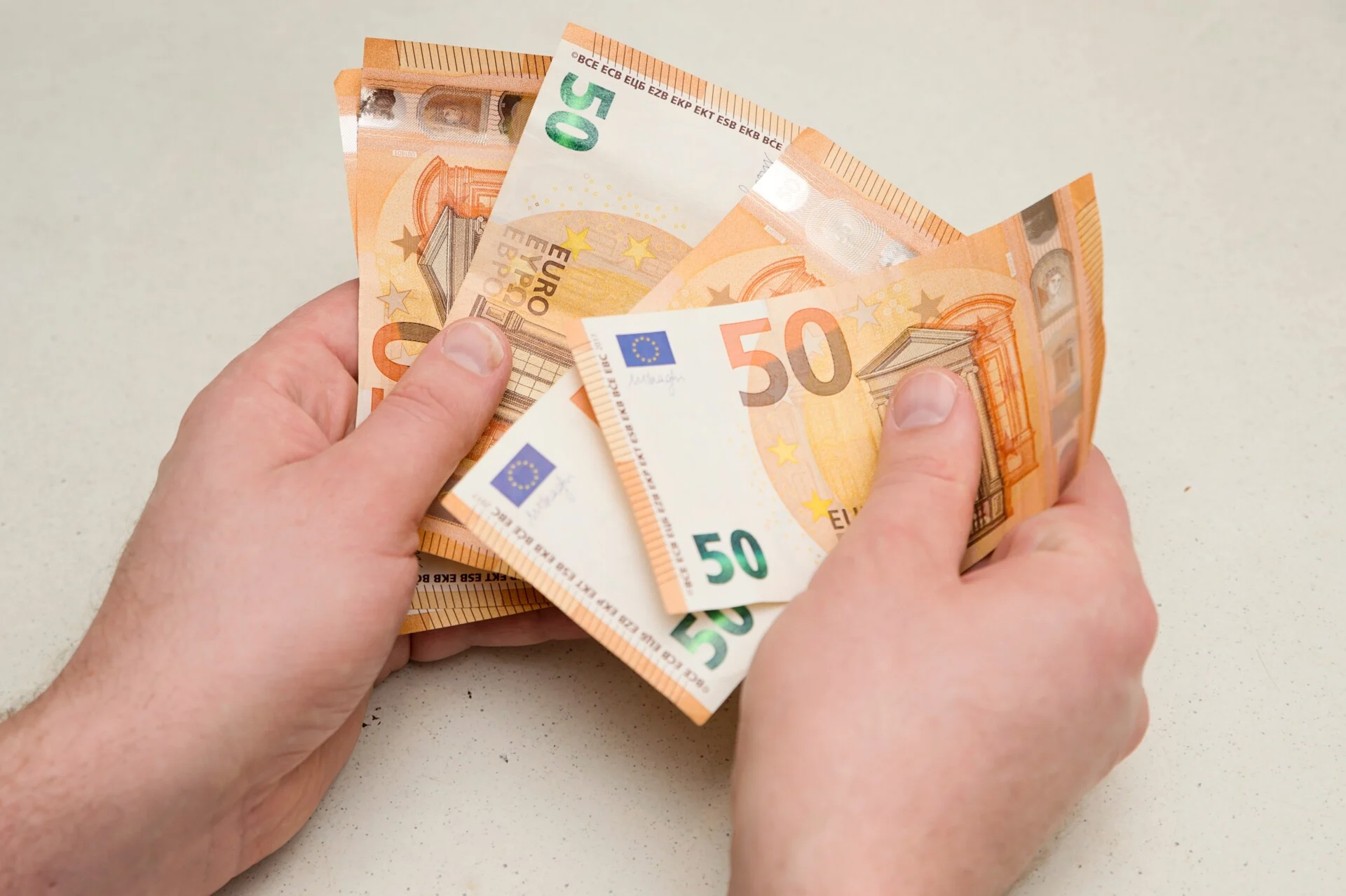 Cash only Weekend: Το απλό κόλπο που μπορεί να σας βοηθήσει να μην βγείτε εκτός προϋπολογισμού το Σαββατοκύριακο