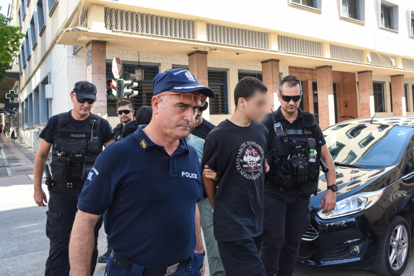 Πάτρα: Εξαγριωμένο πλήθος αποδοκίμασε τους κατηγορούμενους για εμπρησμό – «Αλήτες κάψατε την πόλη» (φωτο)