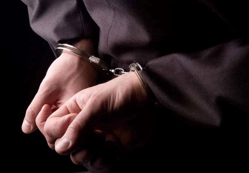 Λάρισα: Χειροπέδες σε αγρότη που έκαιγε υπολείμματα καλλιεργειών – Του επιβλήθηκε διοικητικό πρόστιμο