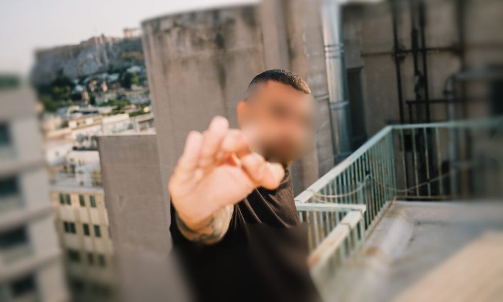 Ένταλμα σύλληψης σε βάρος γνωστού τράπερ: Τον «πρόδωσε» ο 25χρονος που συνελήφθη για διακίνηση ναρκωτικών