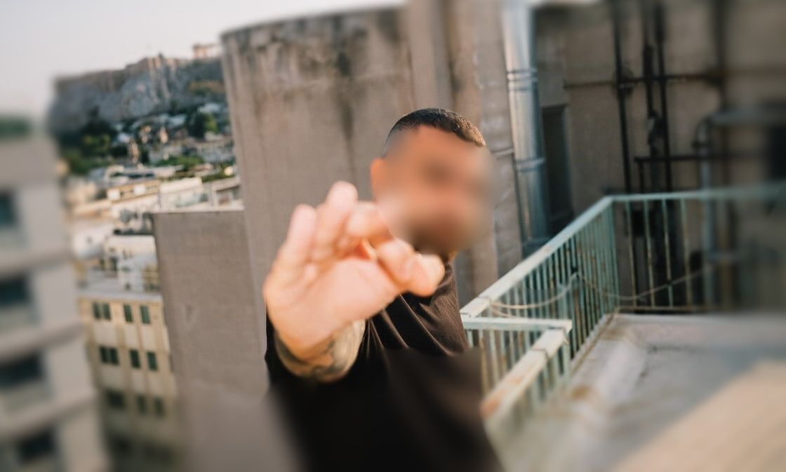 Ένταλμα σύλληψης σε βάρος γνωστού τράπερ: Τον «πρόδωσε» ο 25χρονος που συνελήφθη για διακίνηση ναρκωτικών