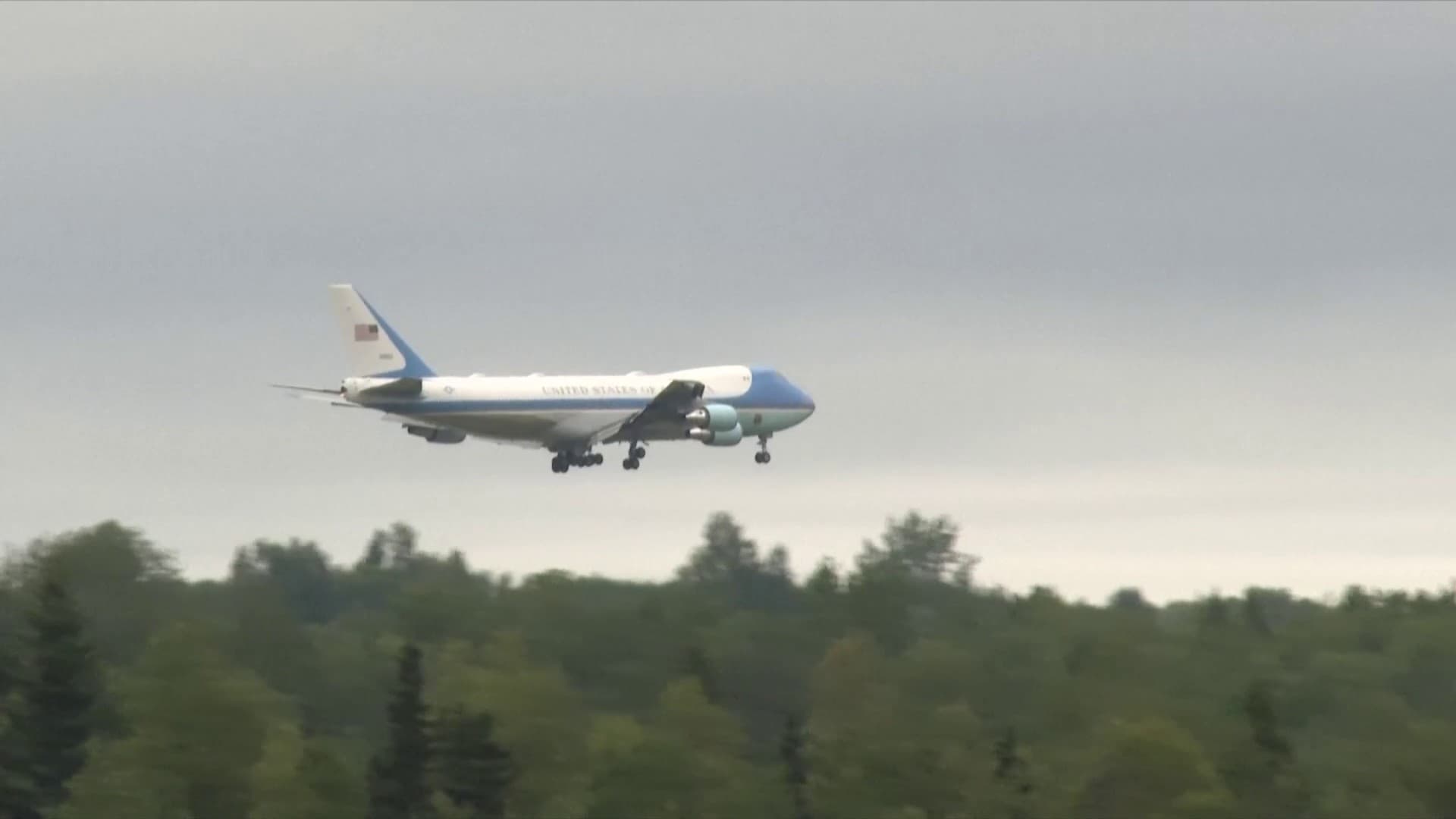 Air Force One: Προσγειώθηκε στην Αλάσκα το προεδρικό αεροσκάφος των ΗΠΑ – Δείτε βίντεο