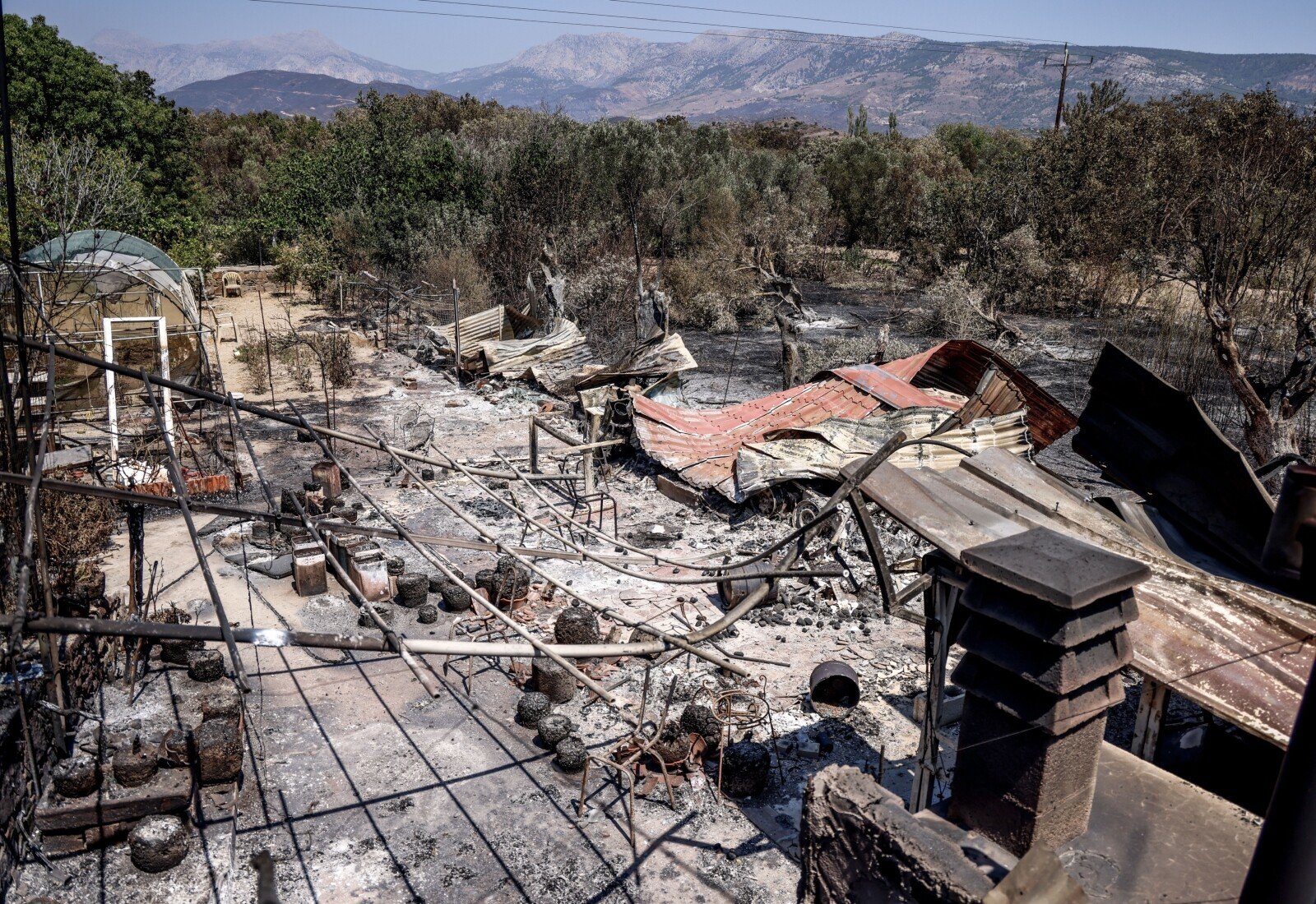 Φωτιά στη Χίο: Χωρίς ηλεκτρικό ρεύμα παραμένει το 60% της Βολισσού