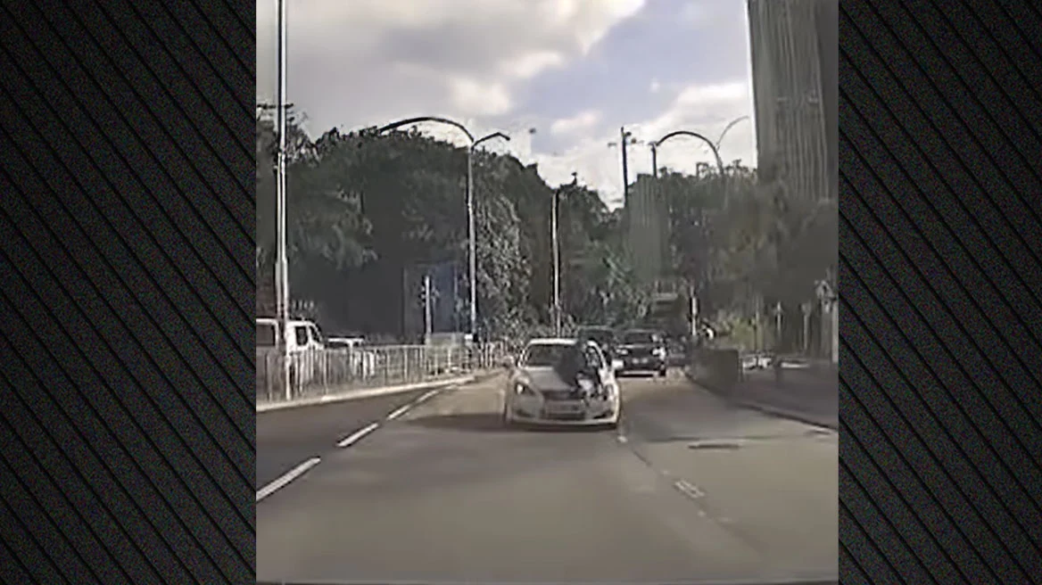 Χονγκ Κονγκ: Η στιγμή που άνδρας «κρέμεται» από παρμπρίζ αυτοκινήτου ενώ αυτό βρίσκεται εν κινήσει (βίντεο)