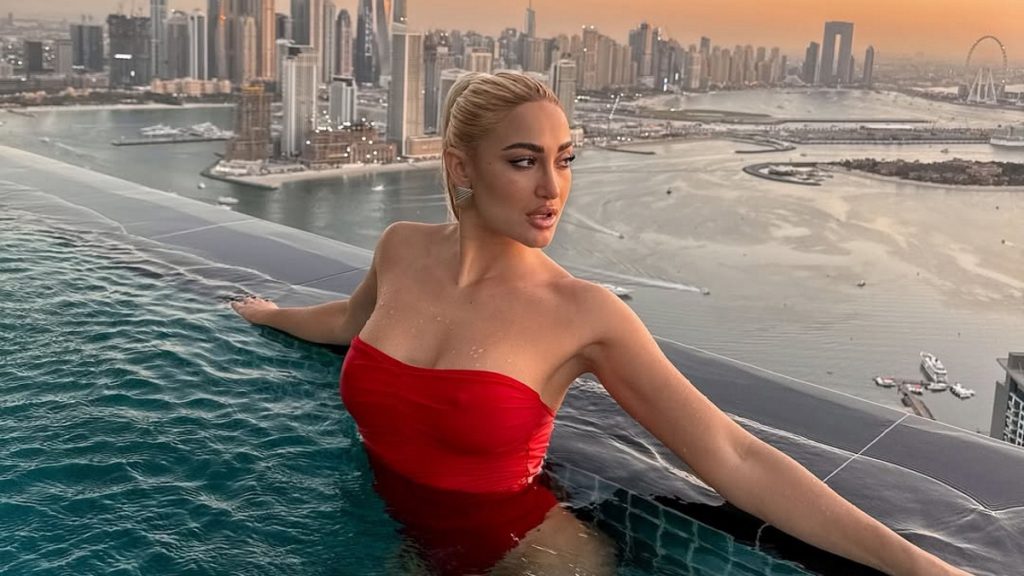 «Θύελλα» αντιδράσεων προκάλεσαν οι αναρτήσεις της Ι.Τούνη από την Ίμπιζα: «Η χώρα που σας ταΐζει, καίγεται»