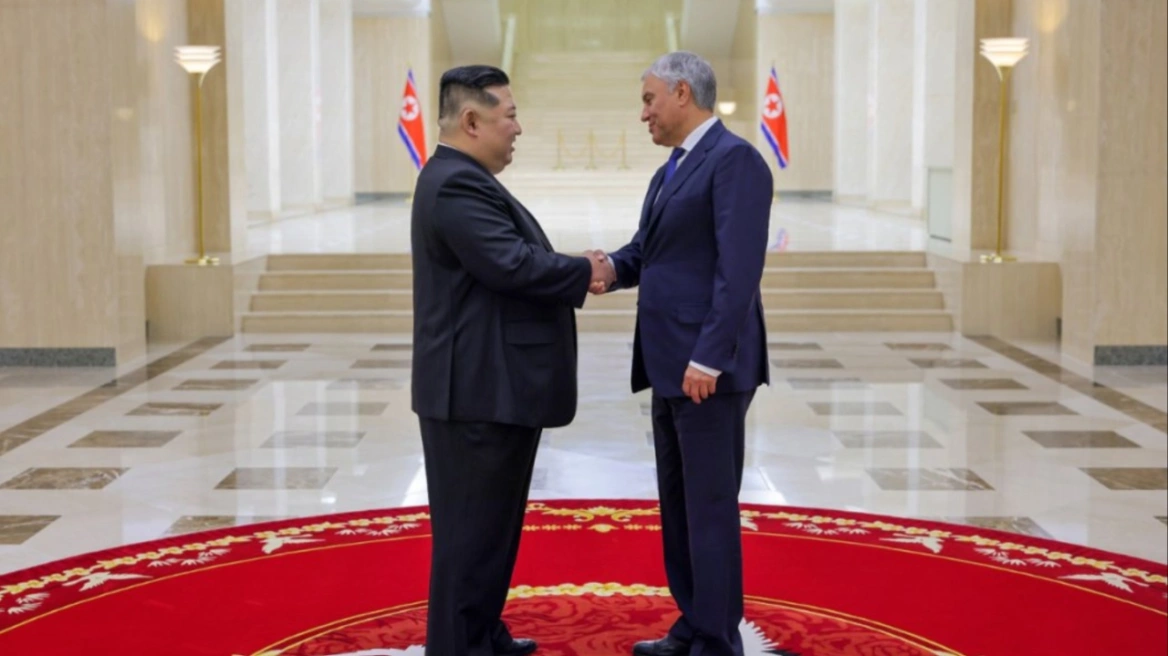 Με τον πρόεδρο της Κρατικής Δούμας συναντήθηκε ο Κιμ Γιονγκ Ουν στη Βόρεια Κορέα