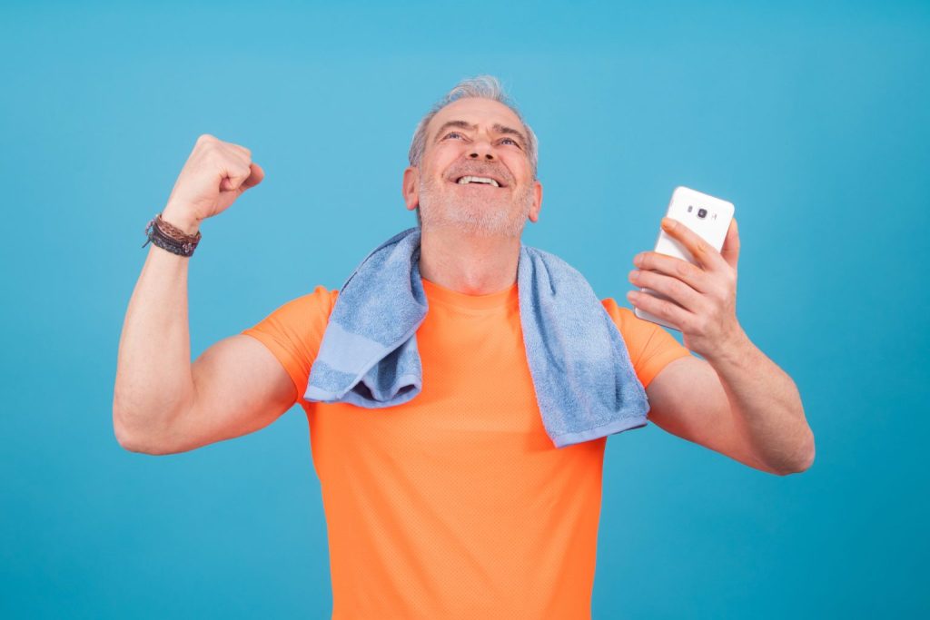 4+1 πρωινές συνήθειες που μπορούν να επιταχύνουν την απώλεια λίπους μετά τα 50