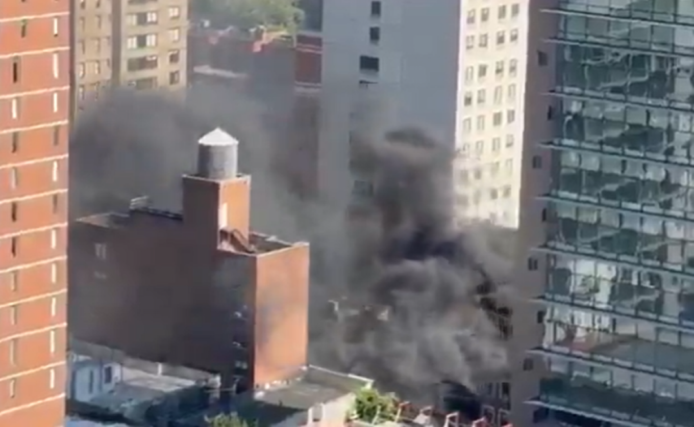 Ισχυρή έκρηξη στο Μανχάταν: Σηκώθηκε πυκνός μαύρος καπνός – Δείτε βίντεο