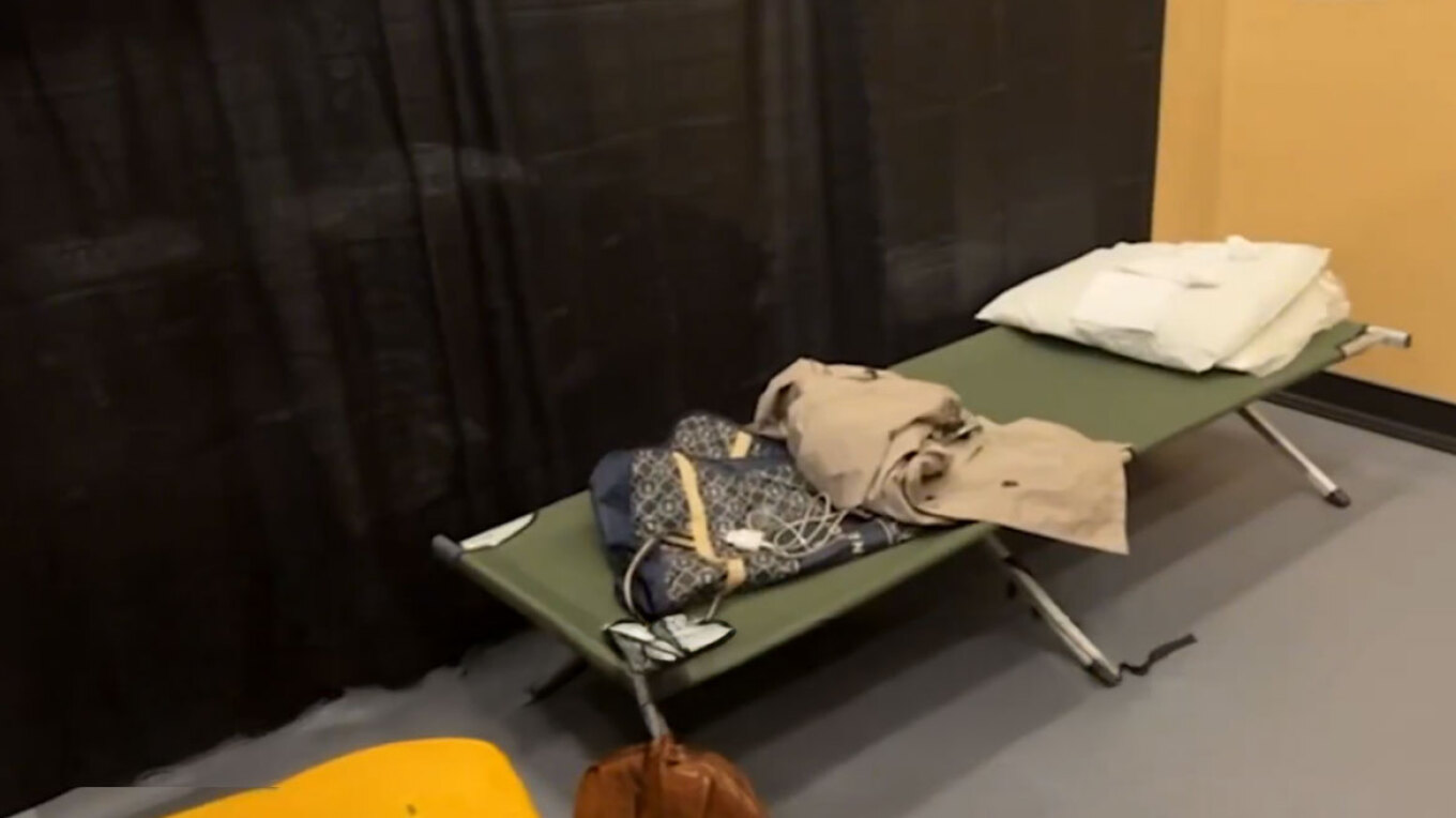 Αλάσκα: Ρώσοι δημοσιογράφοι κοιμούνται σε στρατιωτικά κρεβάτια και μιλούν για «σπαρτιάτικες συνθήκες» (βίντεο)