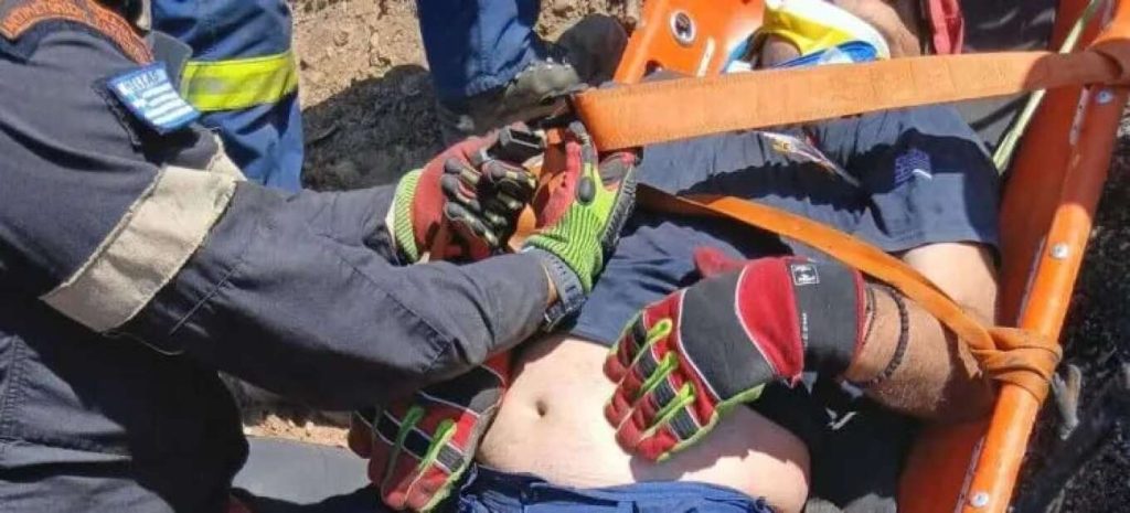 Πάτρα: Επιτυχής η διάσωση πυροσβέστη που έπεσε σε γκρεμό – Δείτε φωτογραφίες