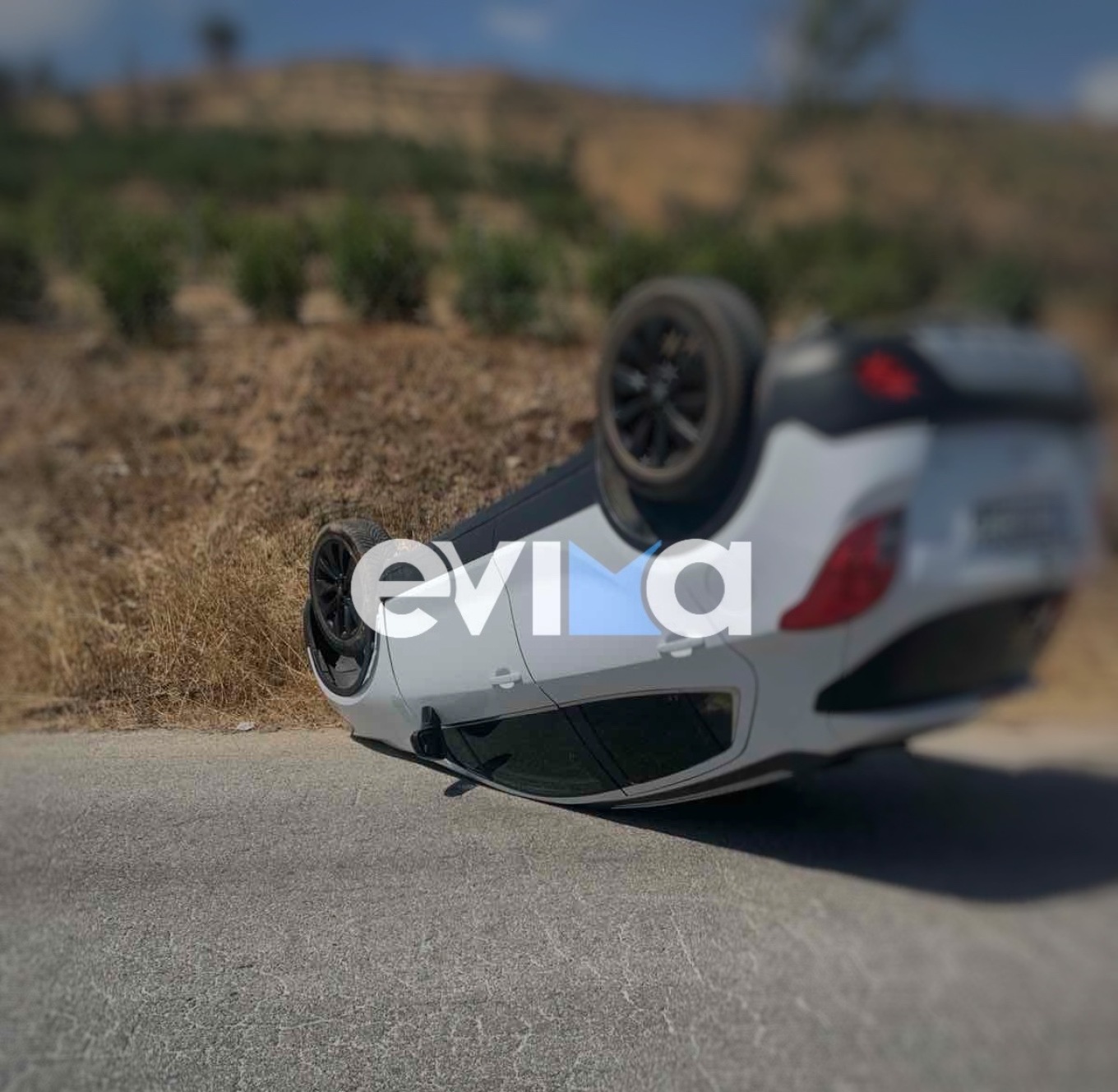 Εύβοια: Αυτοκίνητο «τούμπαρε» μετά από τροχαίο – Δείτε φωτογραφίες